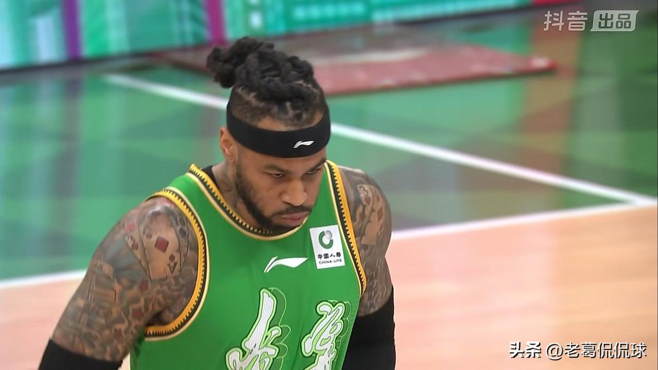 辽宁本钢外援莫兰德真是进攻防守一肩挑！在今天辽宁本钢主场以92：89险胜南京天之