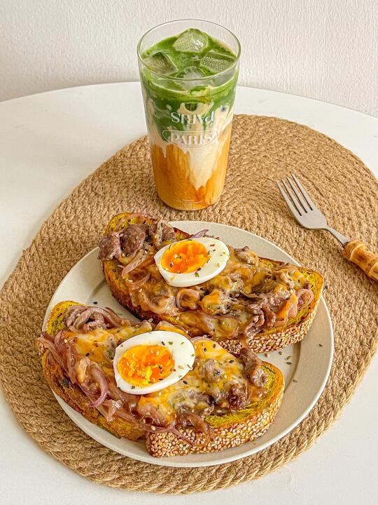 懒人早餐拼盘🍳洋葱牛肉芝士三明治🥪拿铁🥛