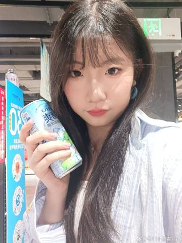 人总是不满足，就像黑发的时候想要染发，染完没多久又开始想念黑发，就像长...