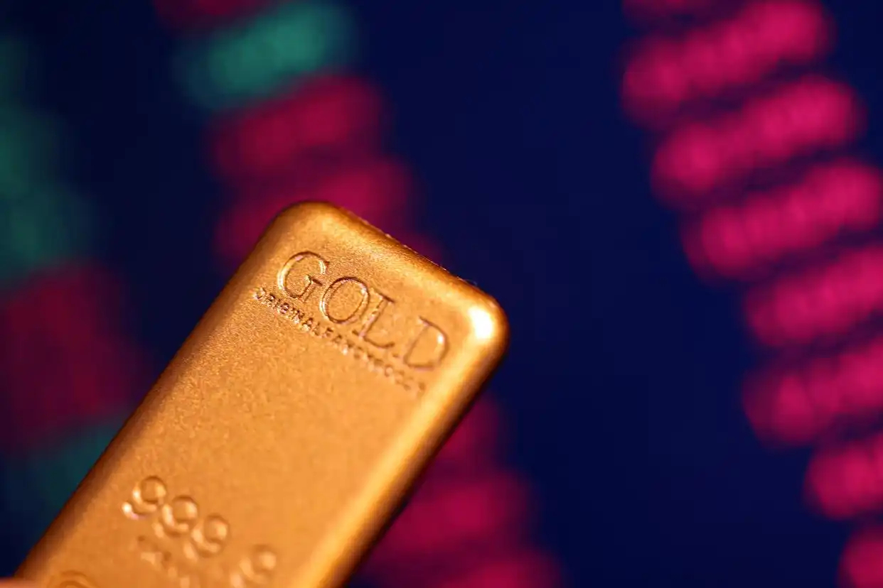 【金价跌破4400美元后反弹 金饰价格跌破1400元 专家提醒波动下勿盲目追高杀