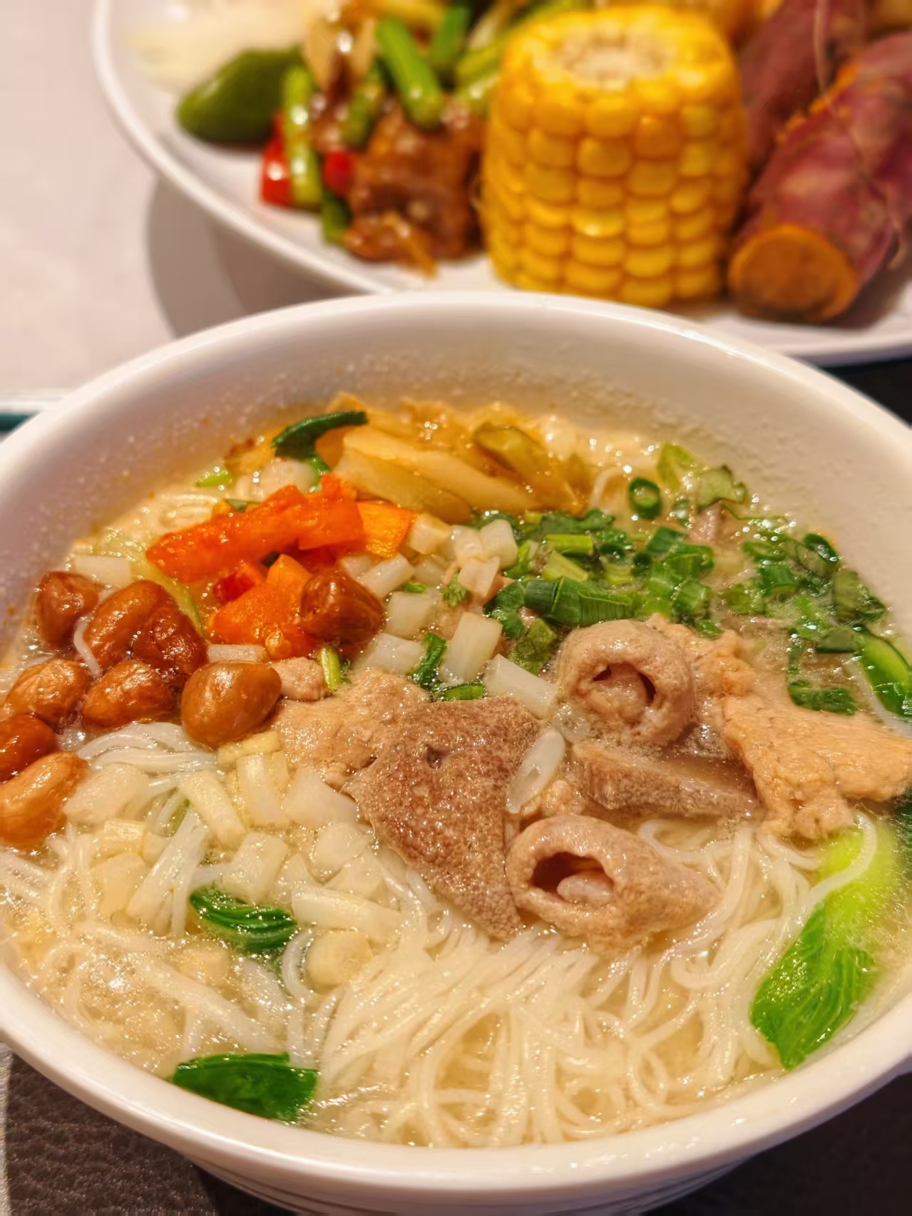 男子聚会被下药提前离场躲过一劫 同学聚会。。。被下冰毒。。。计划赌局出千“杀猪盘