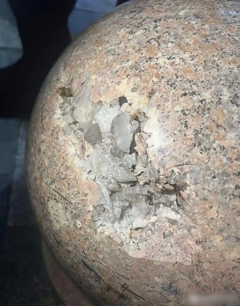 终于懂了，石墩子卖这么贵是因为里面装了真货