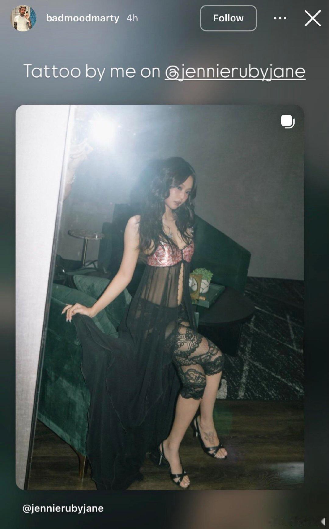 Jennie纹了纹身浅浅露一点纹身的氛围感被Jennie玩明白了，脚背天使好绝~