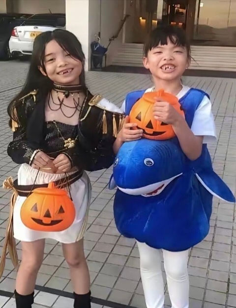 熊黛林大美女，看看俩女儿，鼻梁不高，脸型不在线，感觉没有遗传到妈妈的好基因 ​​