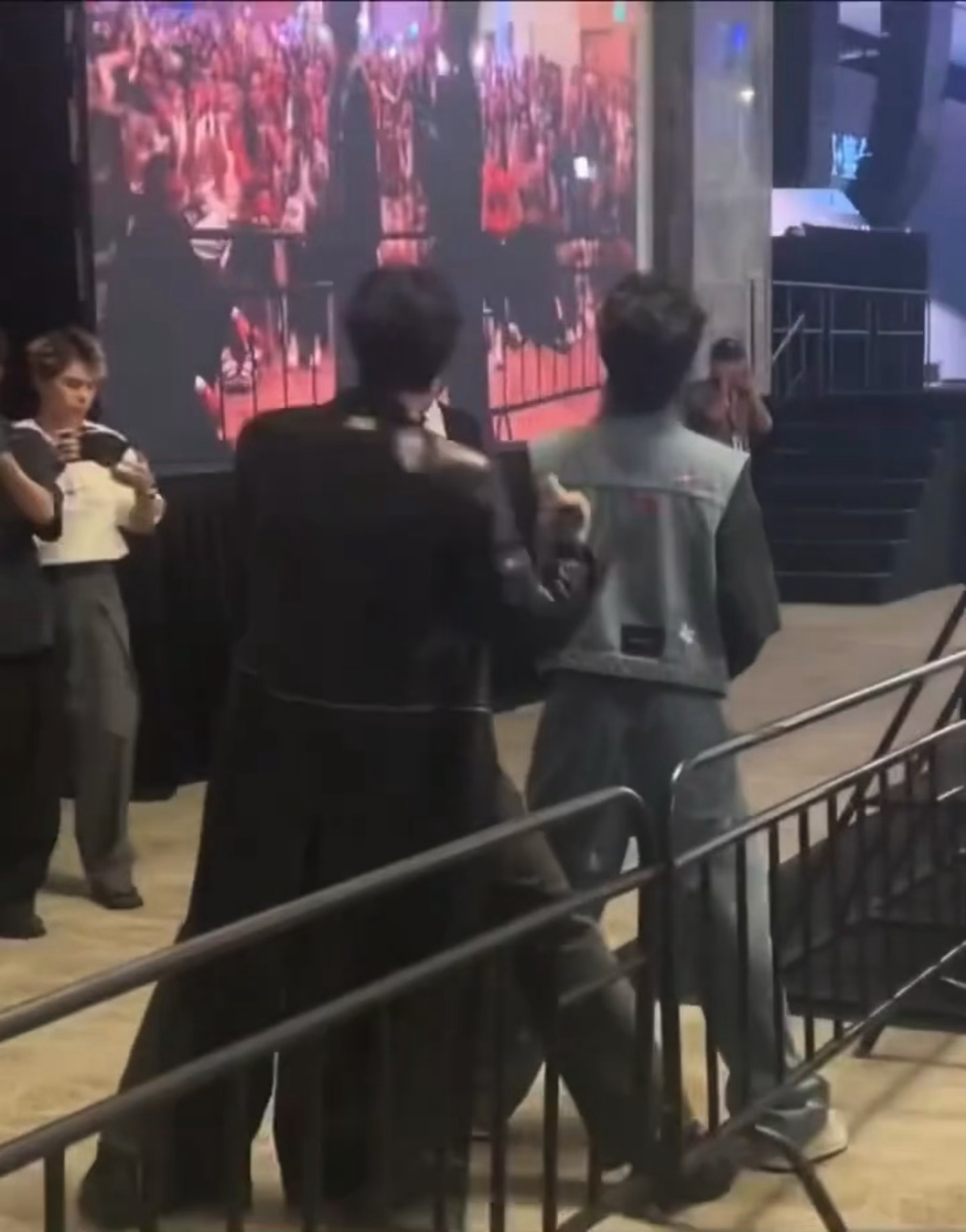这个视角的展丞体型差更好味了，叉腿叉出了小V和大V哈哈哈哈哈！ 
