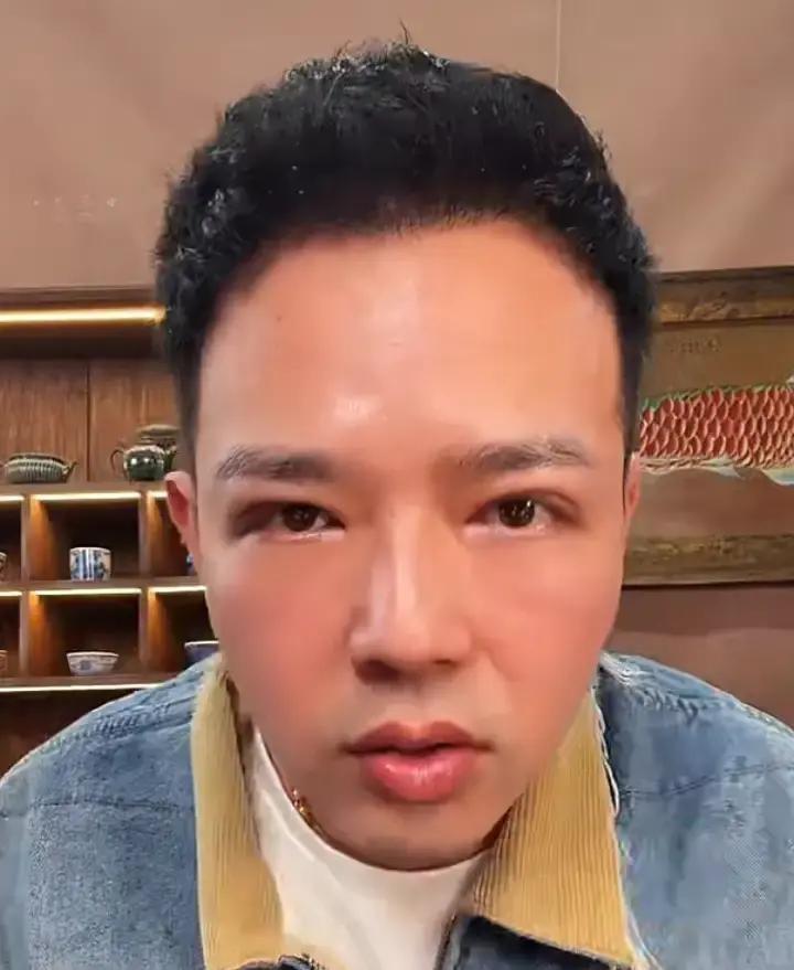 熊磊刚下播就往一木直播间冲，动作快得像抢红包。
我蹲在一木直播间看得清楚，熊磊头