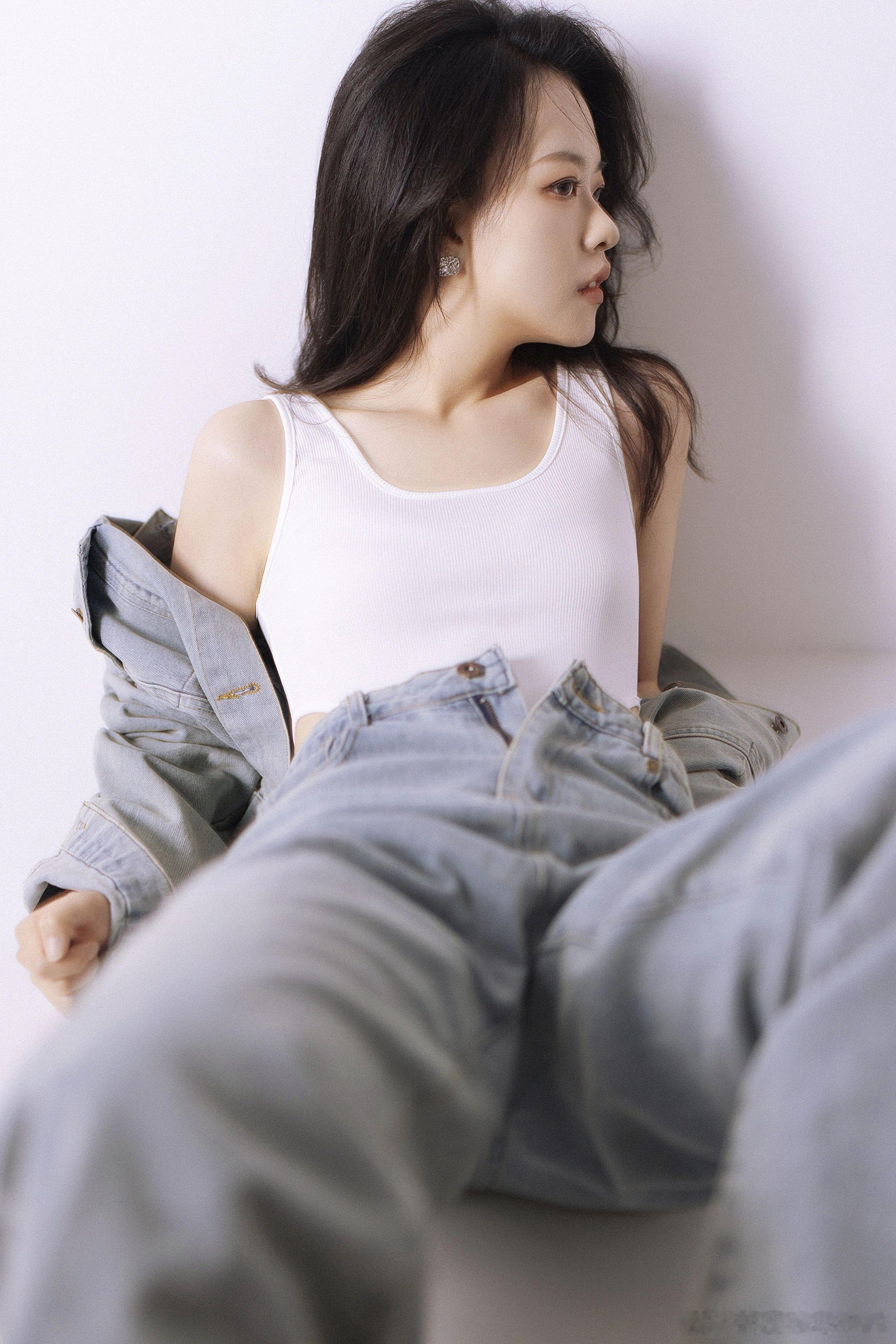 美女 驰骋天涯，细嗅残花 