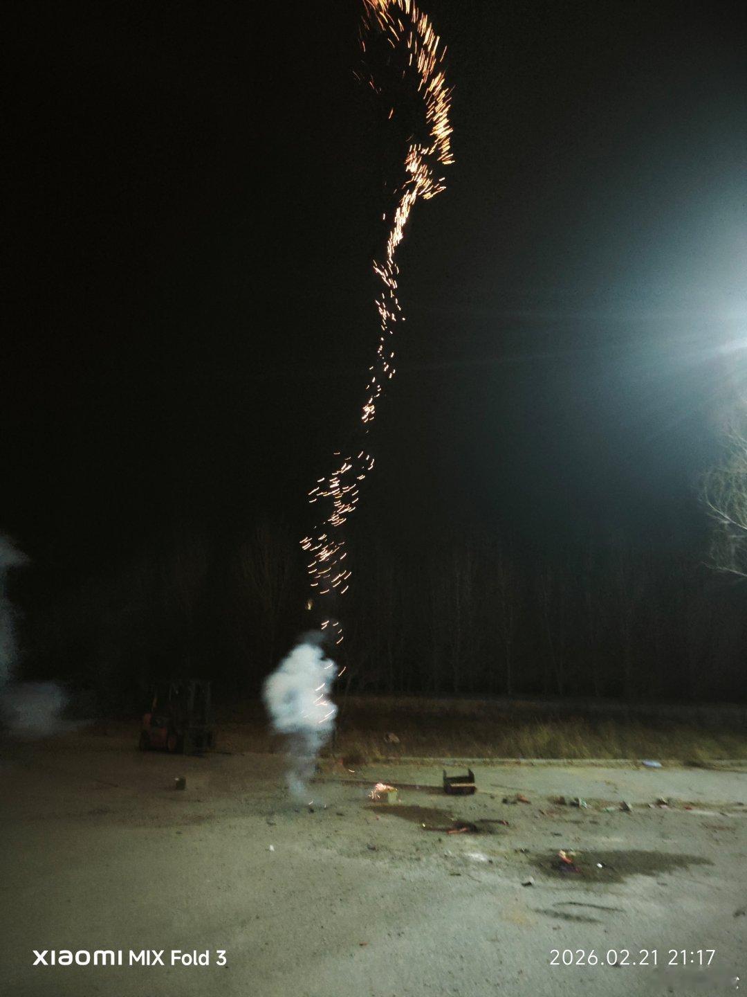 看到了两张人脸。 