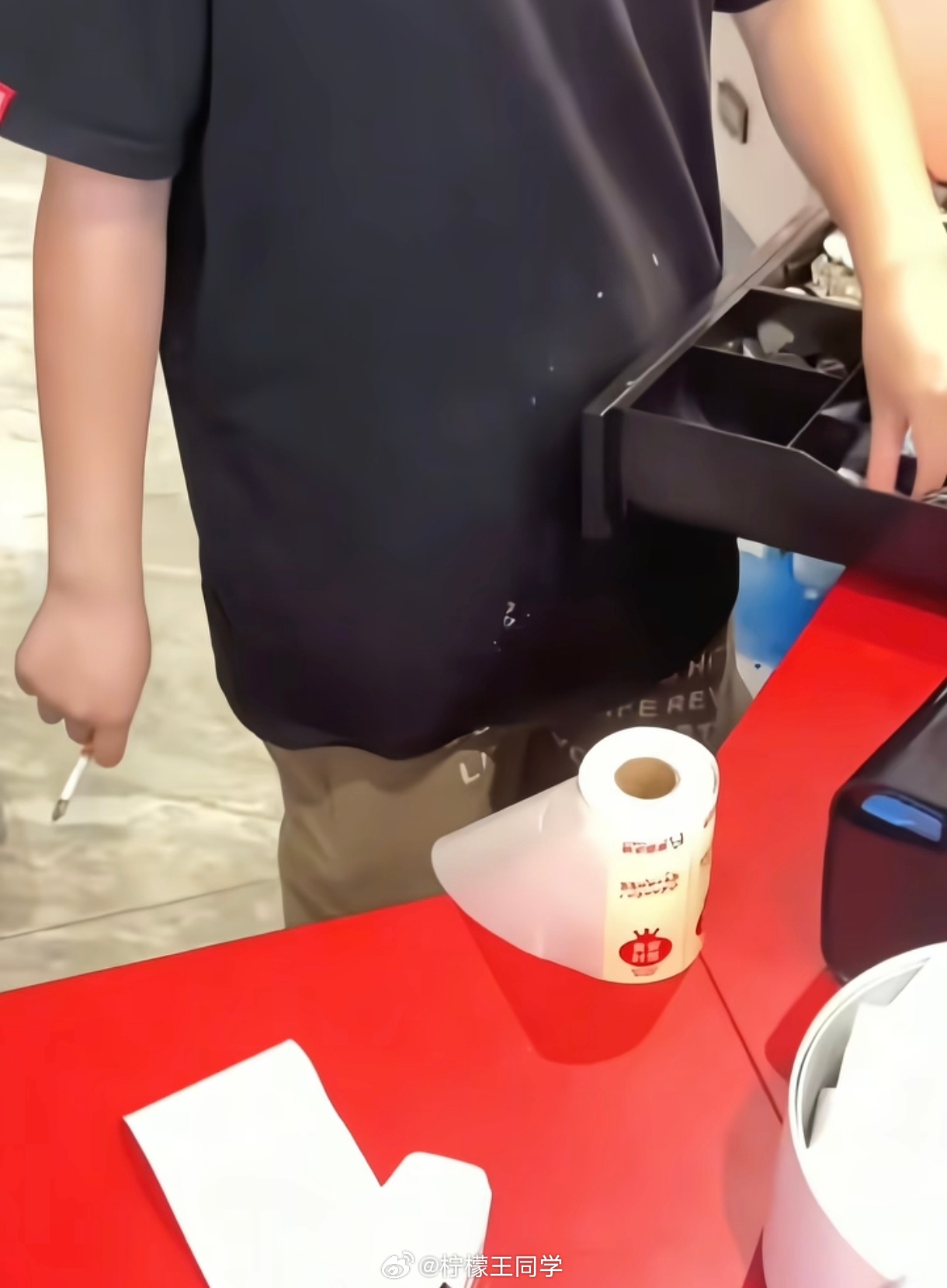 瑞幸员工对嘴喷奶油前有瑞幸喝奶油，后有蜜雪冰城抽烟工作在不合适的场合开不合适的玩