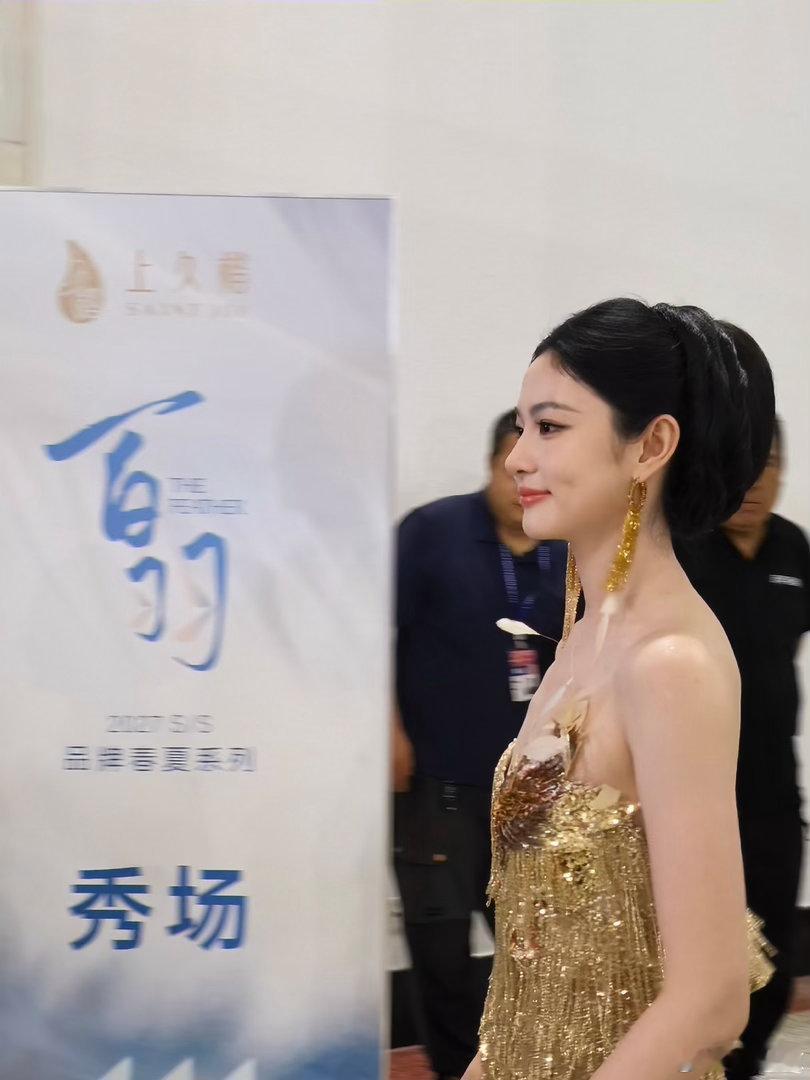 赵晴走秀赵晴好漂亮时装周走秀名场面打卡！赵晴从容漫步T台，步伐舒展有度，身姿曼妙