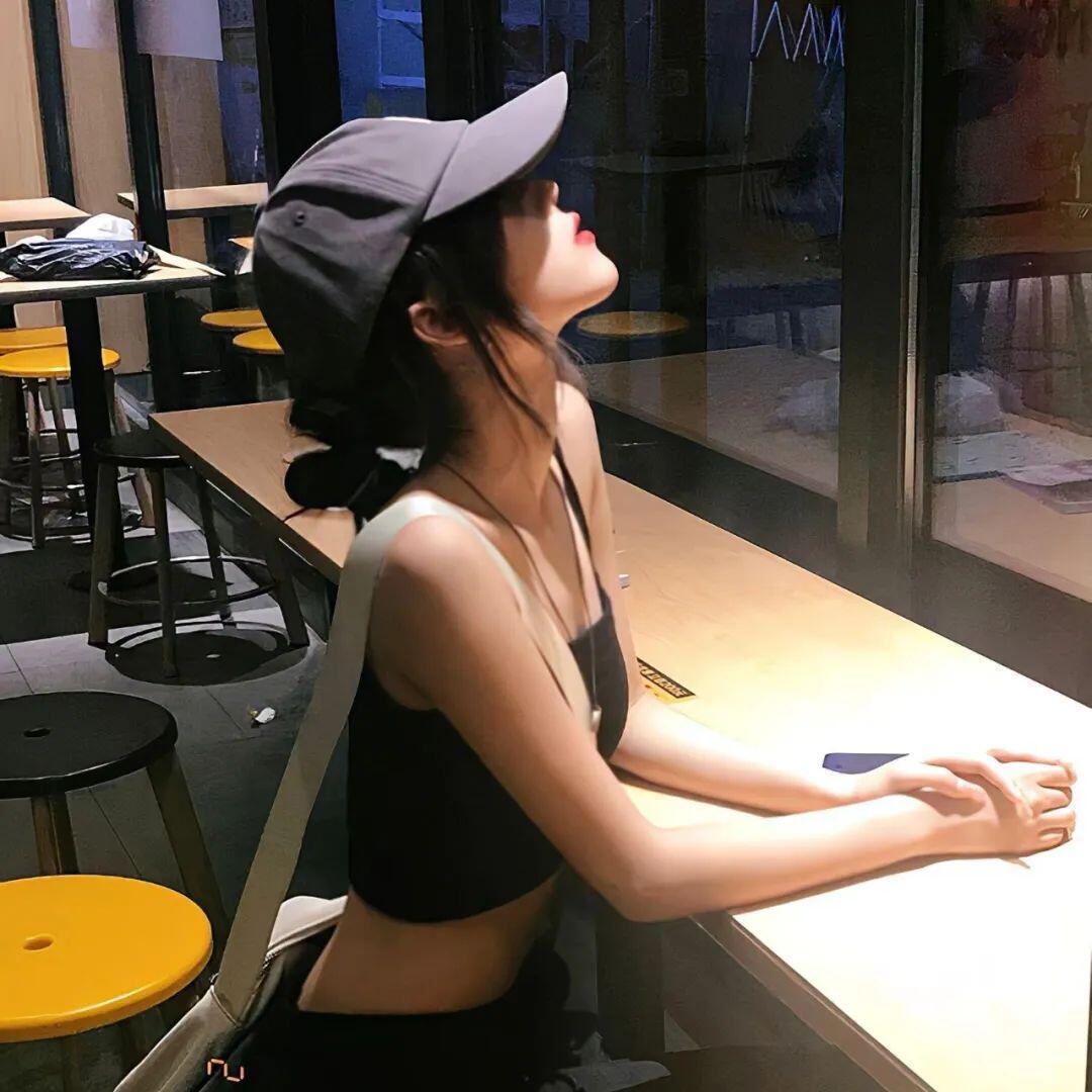 我根本就忘不了你 我看到街边的垃圾 就会想起你 ​​​