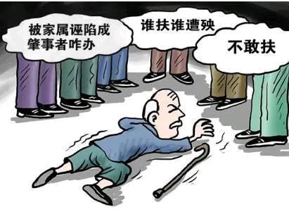 长沙一老人在公园锻炼时摔倒，之后33分钟内有49人路过，却无一人搀扶！最终老人去