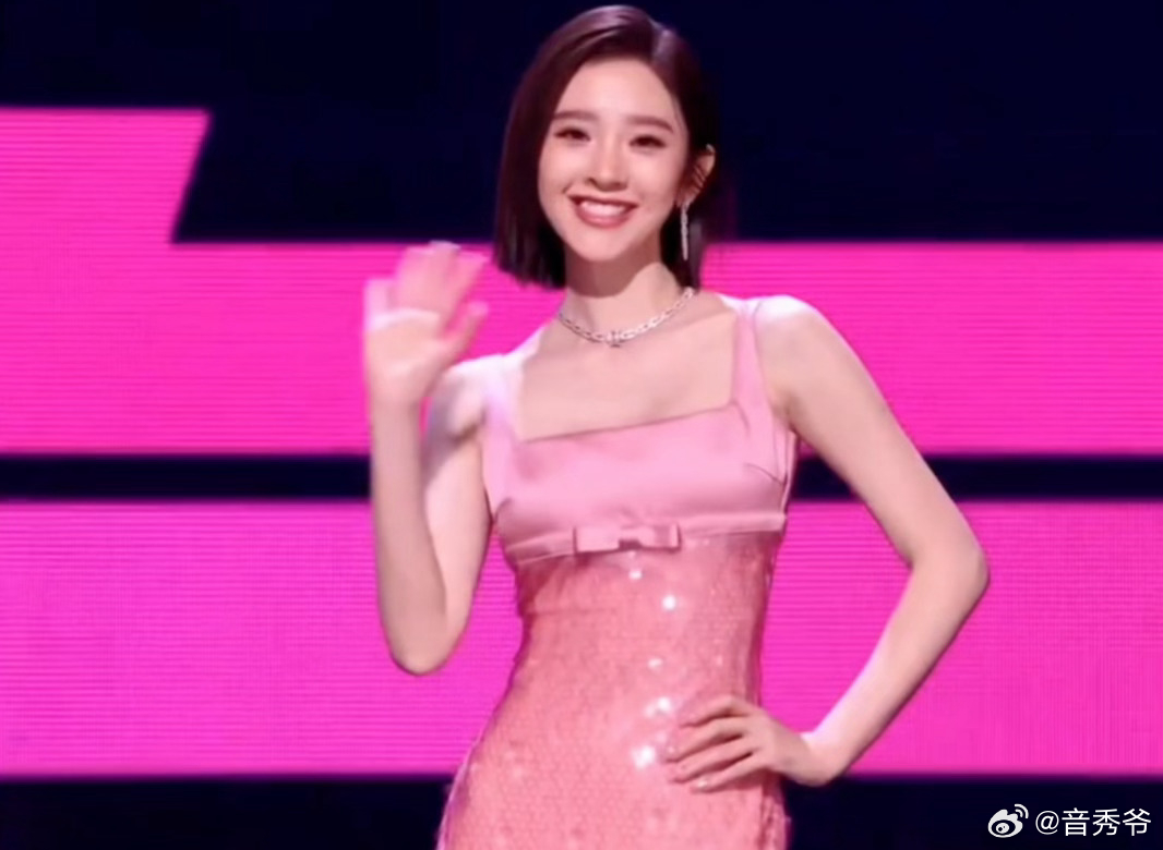 唐艺昕出场自带美光滤镜乘风2026初见面直播里，唐艺昕一身粉色长裙缓缓登场，整个