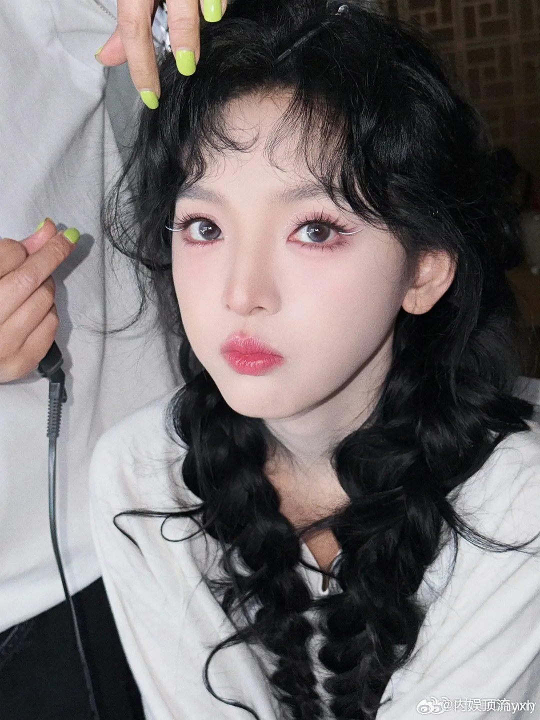 章若楠这个造型师得加分啊，本来楠楠就是大美女，这套妆造直接变成网感大美女了