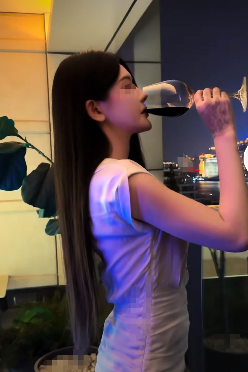 “服务员，来瓶82年的拉菲！”曾经是是财富与身份的象征，对于出生于82年的人来说
