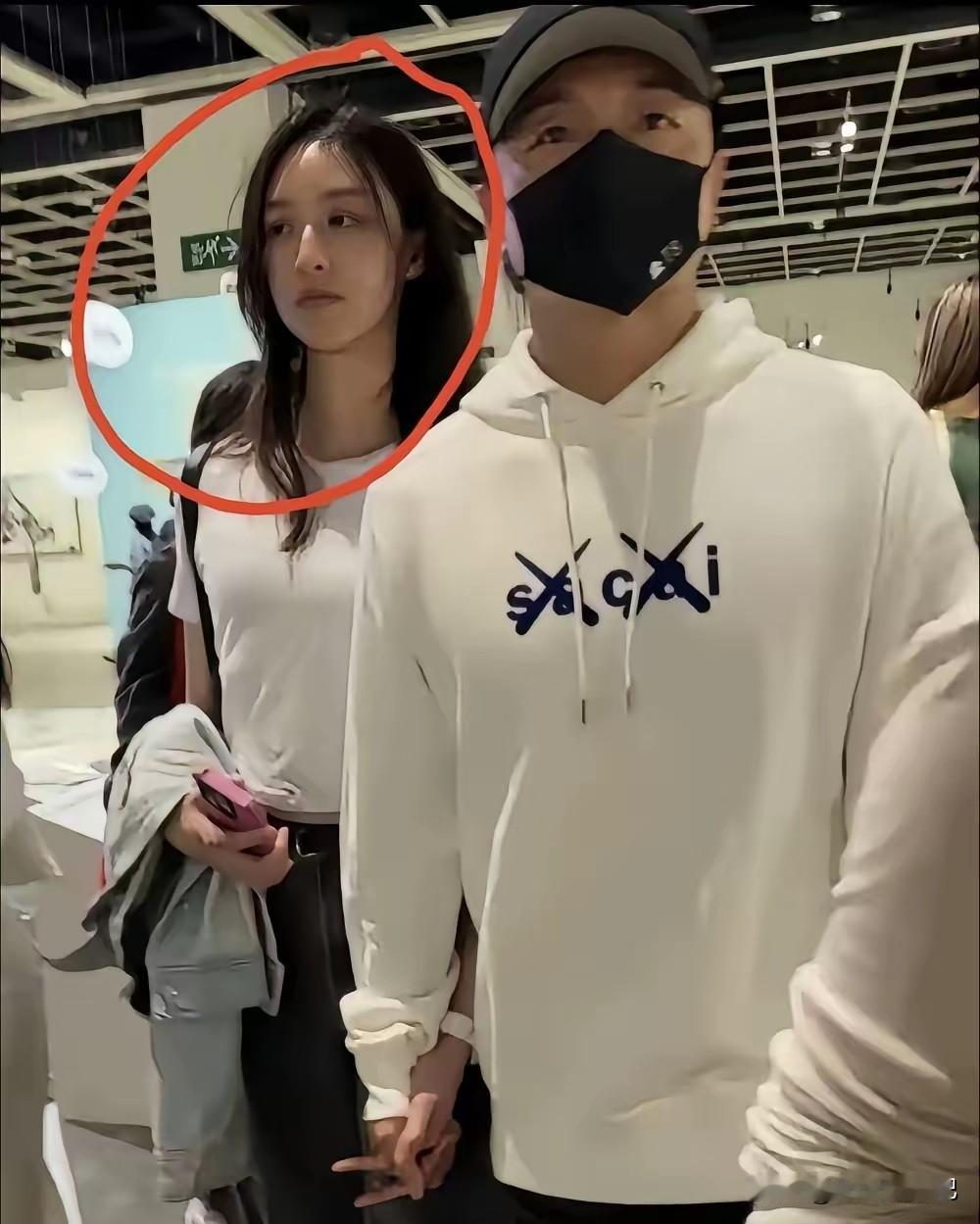 如果说这个事是真的，
那么方力申真的是太伟大了，
原因是方力申把叶萱娶了，
关键