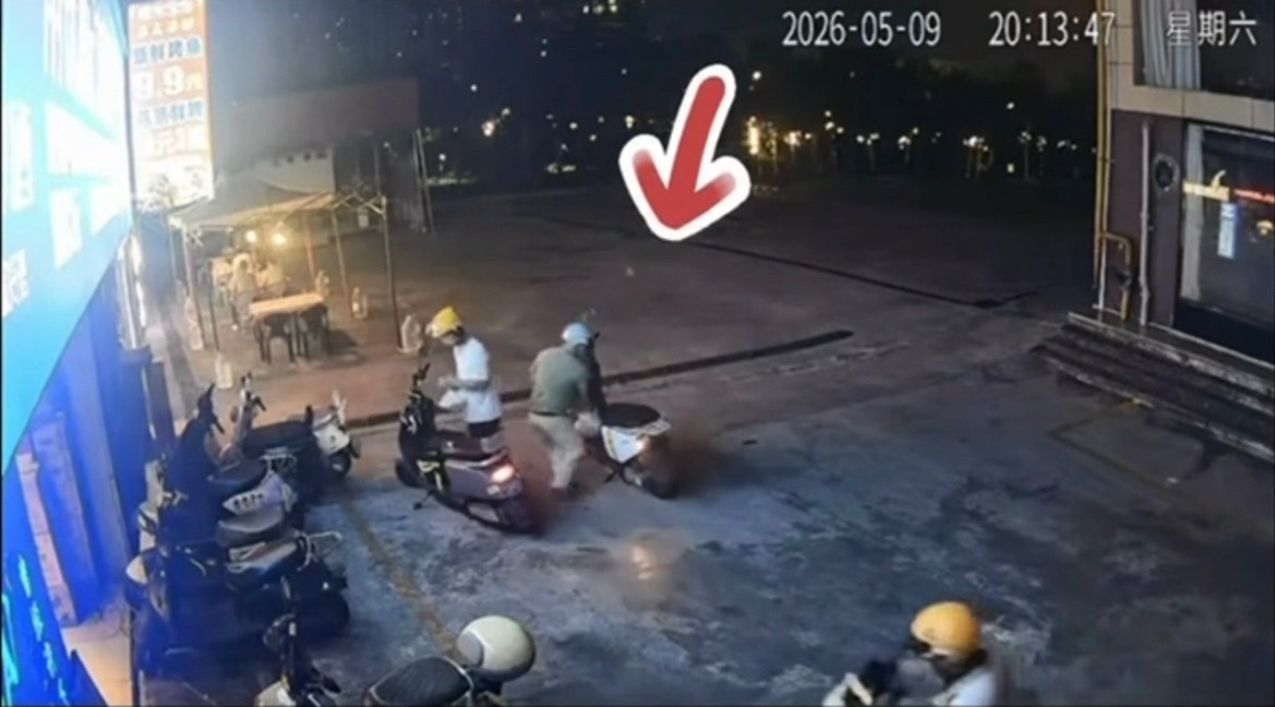 南宁一大排档遭一戴头盔男子偷外卖餐看看这个人
