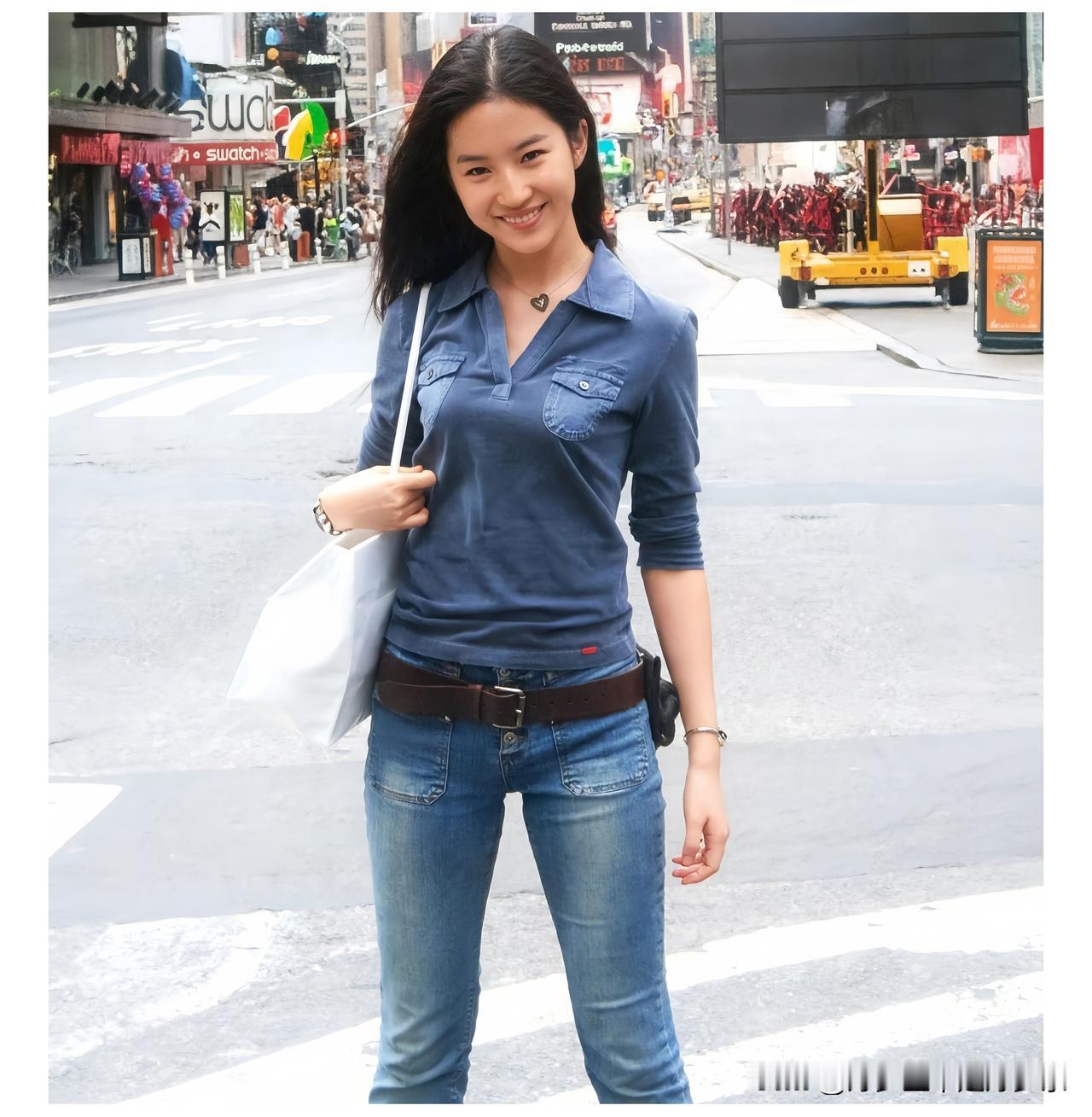 2004年，在纽约时代广场的神仙姐姐刘亦菲。时年17岁，笑容甜美，青涩灵动。时光