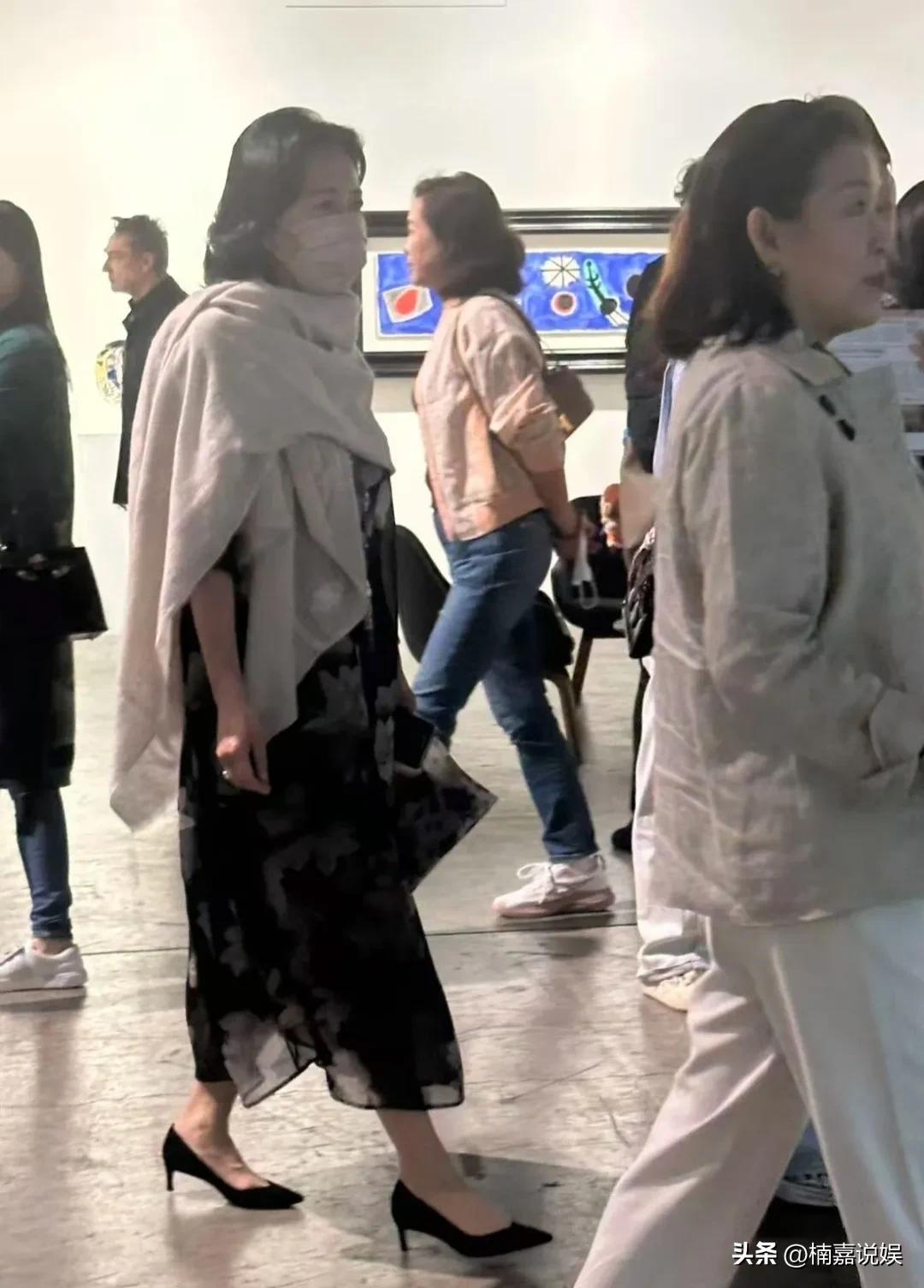 郭晶晶的婆婆，朱玲玲现身看巴塞尔艺术展，她的穿搭好有品味啊，简约又优雅。
68岁