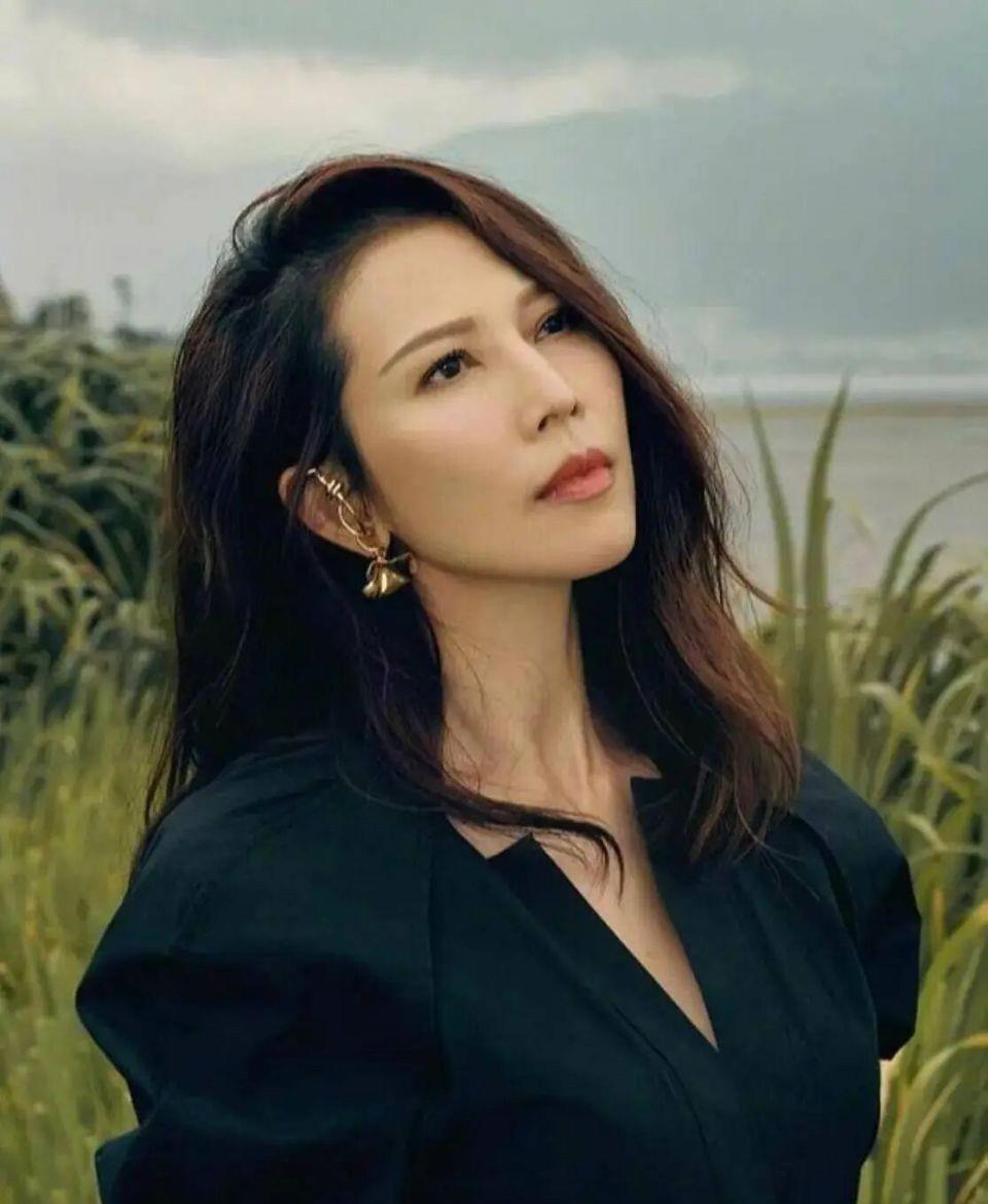 很现实的一段话：“别谈什么清高，女人为了钱，能把衣服脱光；男人为了钱，能把腰弯进