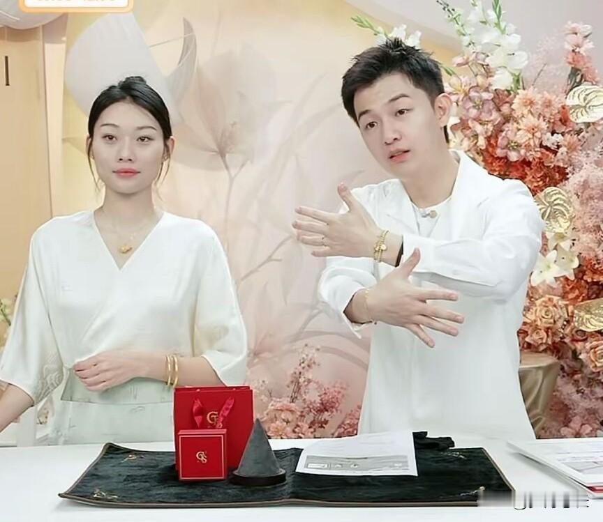 谁说直播间只能卖低价才有流量？
周大生这次赢麻了，
不仅珠光宝气榜占首位，总榜也
