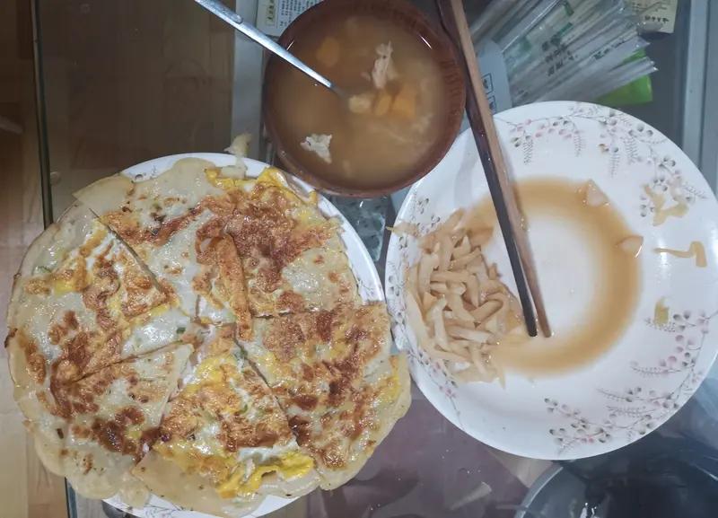 我们都是宝，
国家给养老。
吃好三顿饭，
困了床上倒。
闲事不去管，
有空往外跑