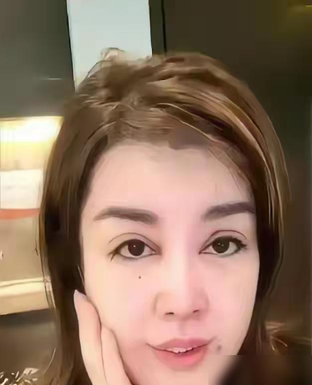 直播镜头怼到脸上，泪痕混着睫毛膏。55岁的于文红刚吐出“他走了”三个字，评论区礼