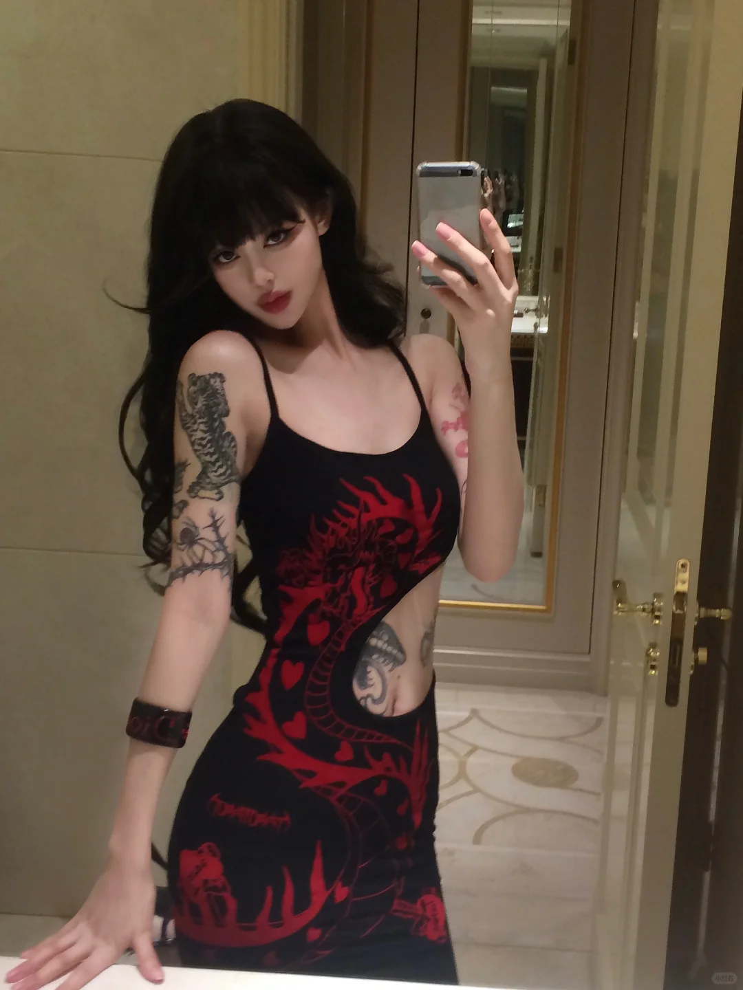 龙纹身的女孩