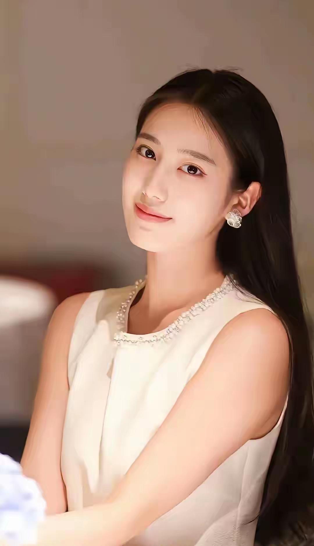 优雅白裙，闪耀耳环，甜美笑容，完美女神