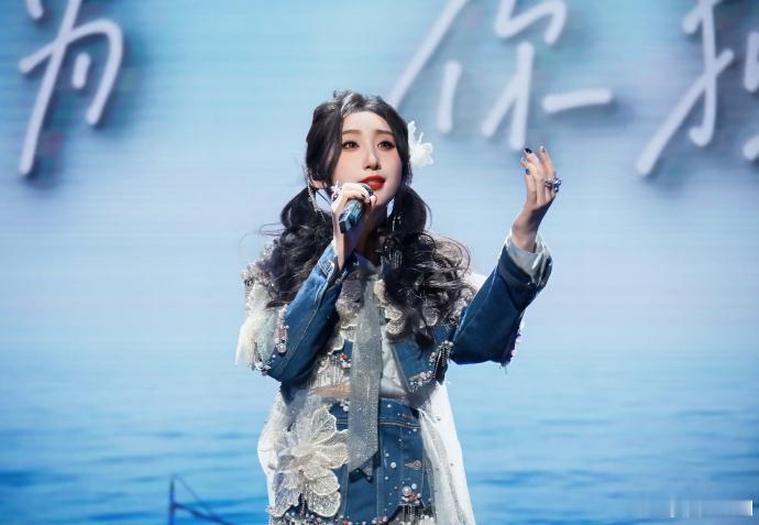 邓寓君的《春庭雪》舞台，已成我心中永恒经典。她开嗓瞬间，嗓音如破晓曙光穿透云层，