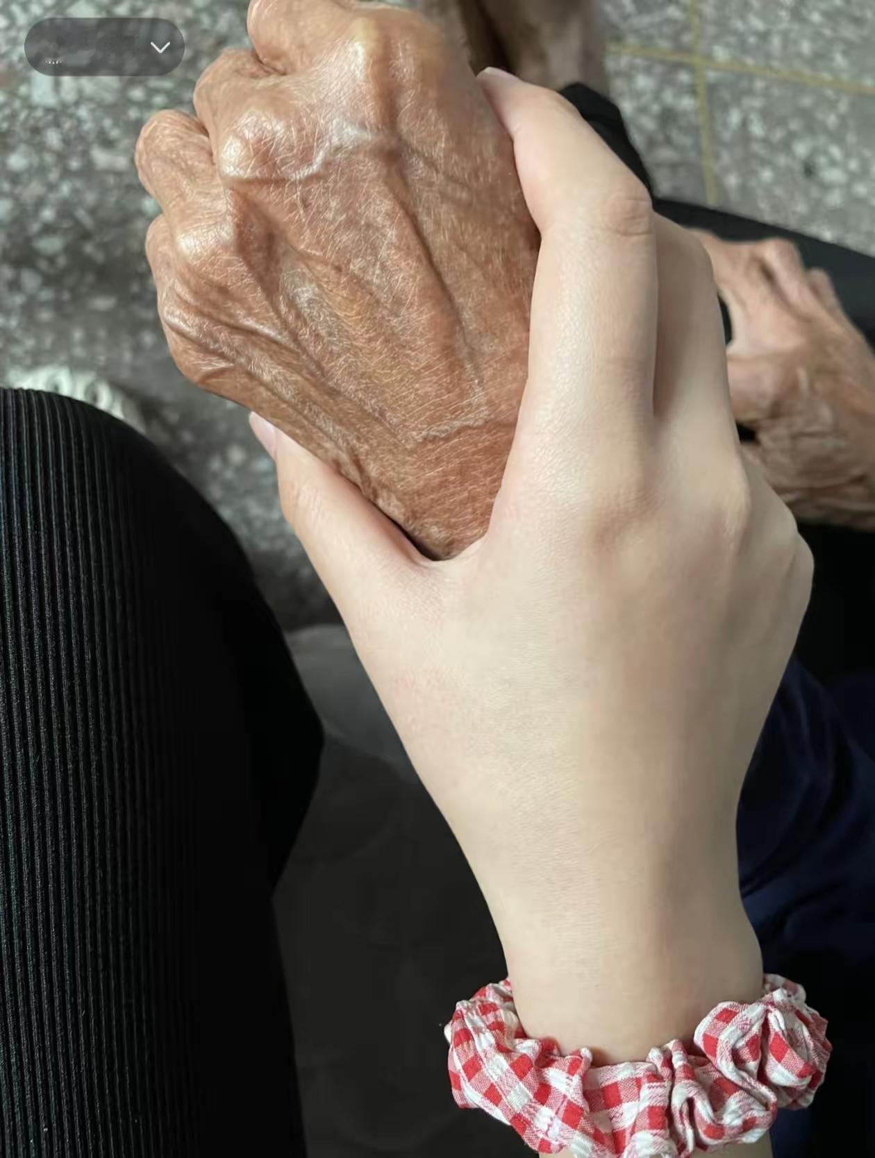 九十九岁的告别

村里那位九十九岁的老太太，临走前认真交代家人别再做饭。她躺下后