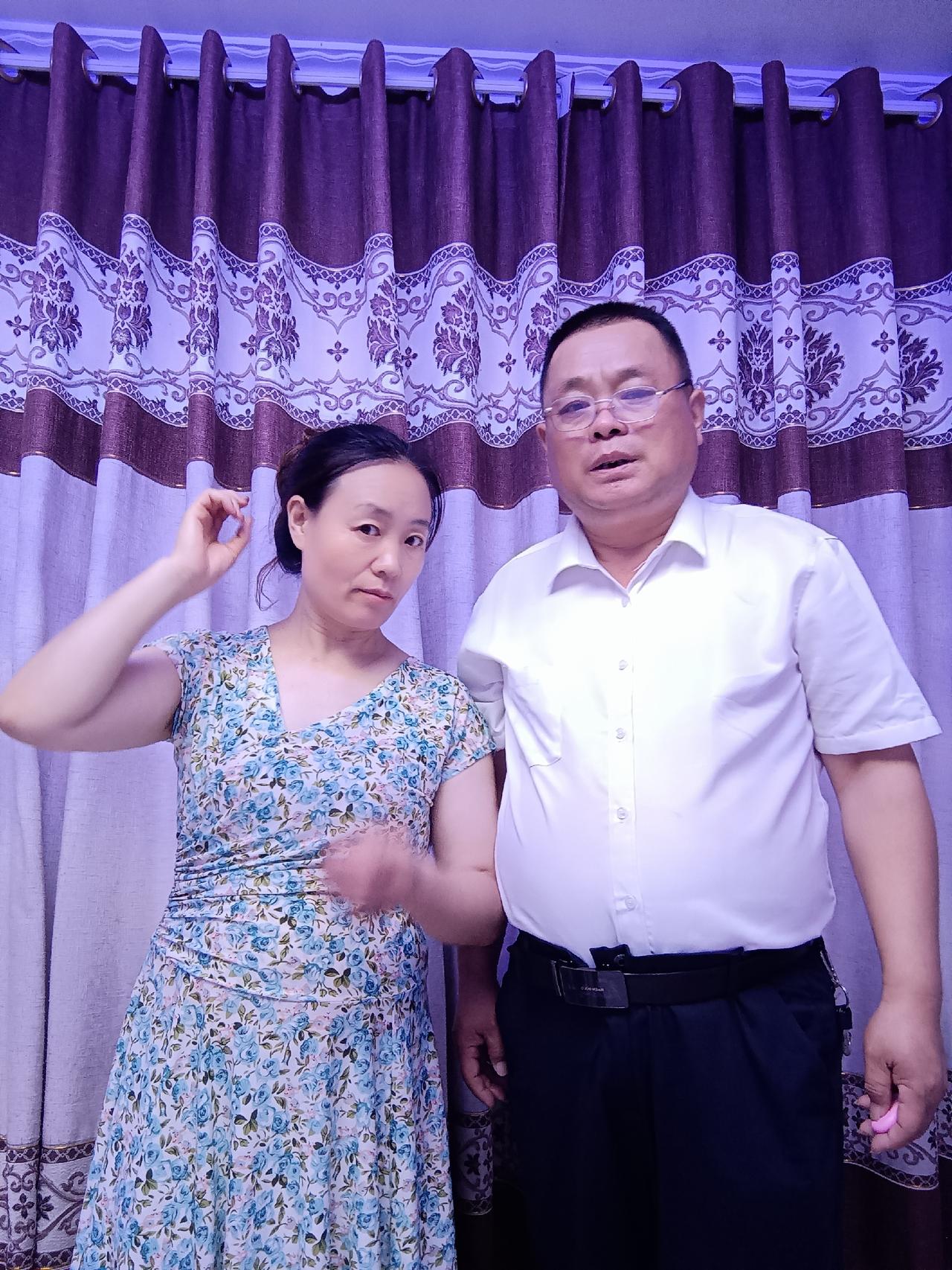 不追流云不逐风，唯携妻子步从容。
春观桃雨沾眉黛，冬赏梅香绕鬓松。
柴米炊烟融岁