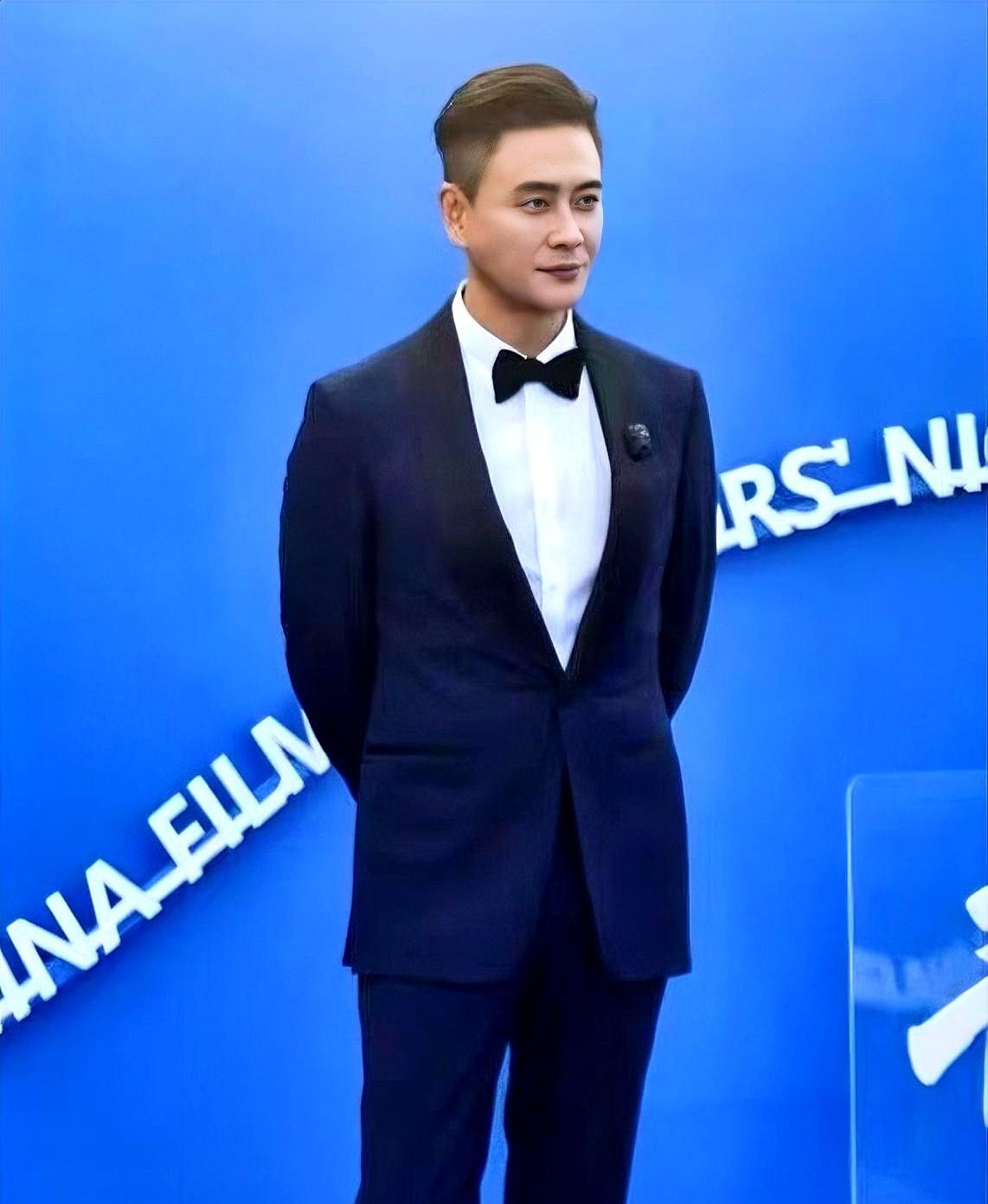 我最搞不懂就是黄宗泽了
他穿着一身修身的西装亮相中国电影导演之夜，高瘦的身形完全