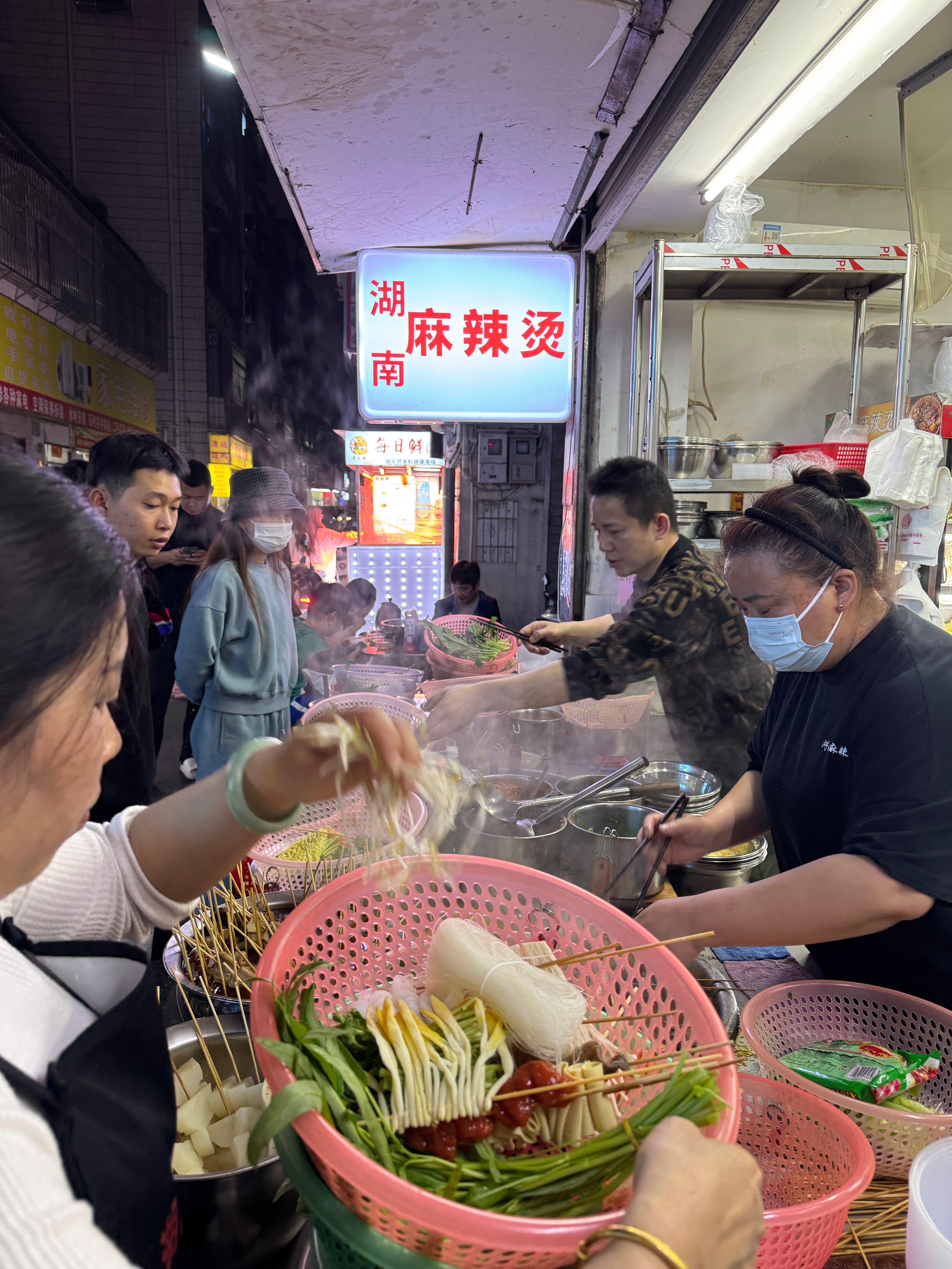 一个人在酒店附近吃饭，看到一家湖南麻辣烫这个生意简直不要太好，在深圳盐田城中村里