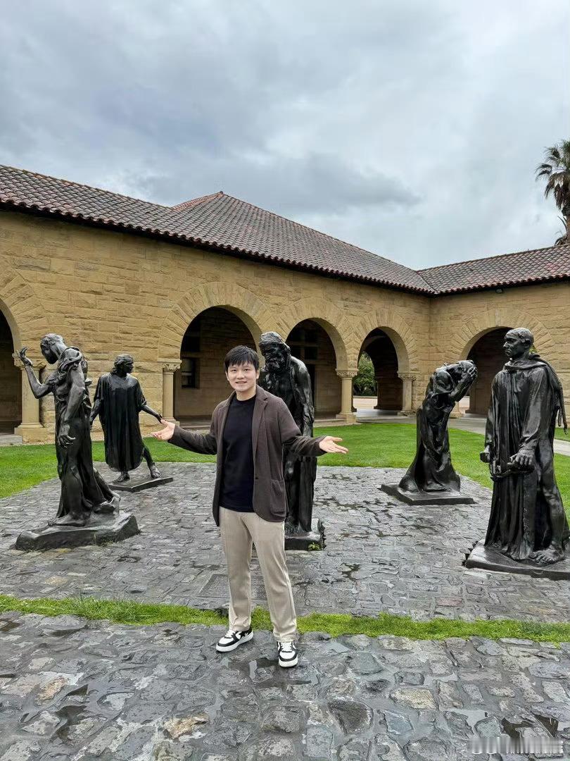 樊振东说仍在路上温柔又清醒！不管拿下多少荣誉，樊振东始终保持低调沉稳。没有止步不