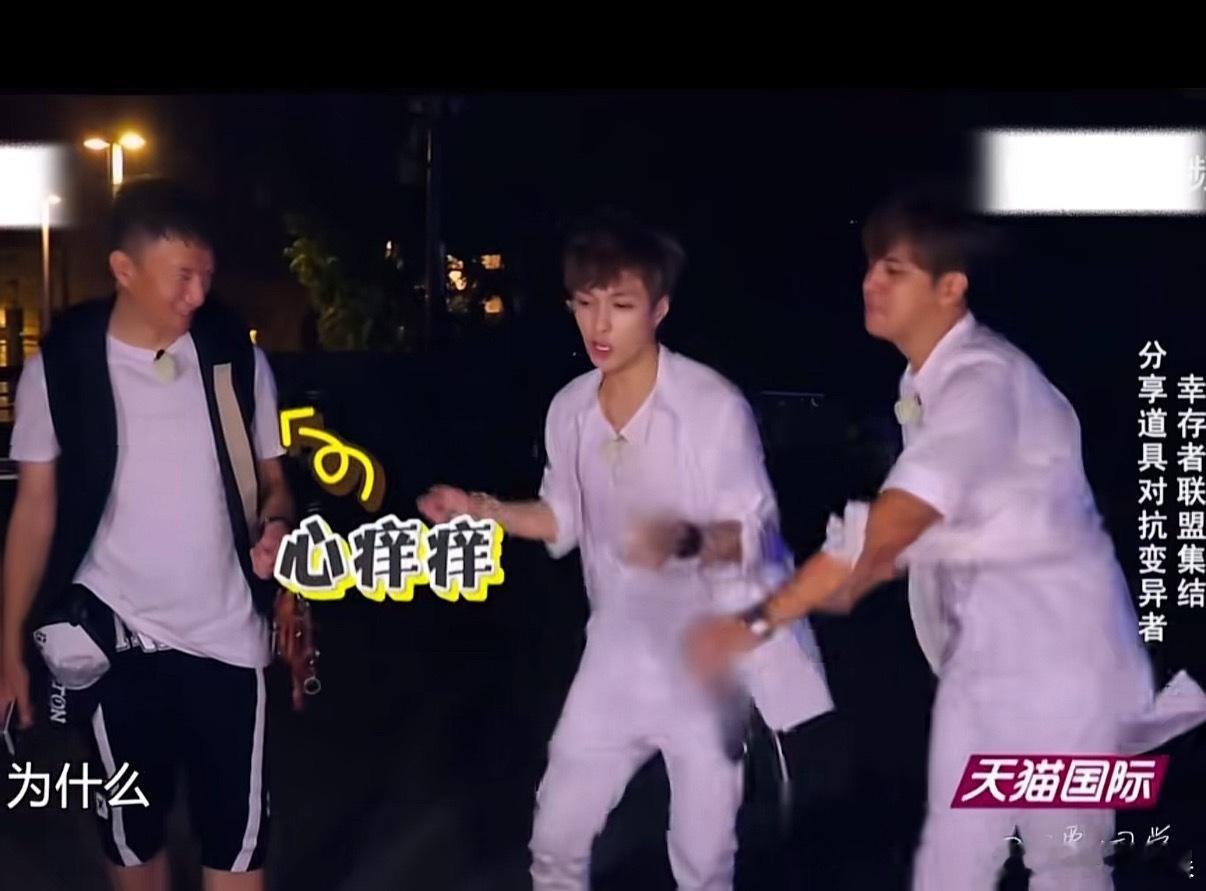 至今没明白这三人是怎么在没音乐的情况下跳的这么嗨的 