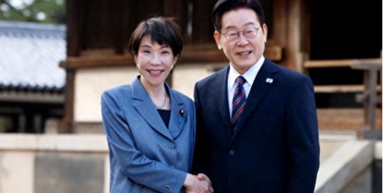 中美北京握手签下世纪大单，日本首相高市早苗彻底慌了，连夜包机直奔韩国。为啥？因为