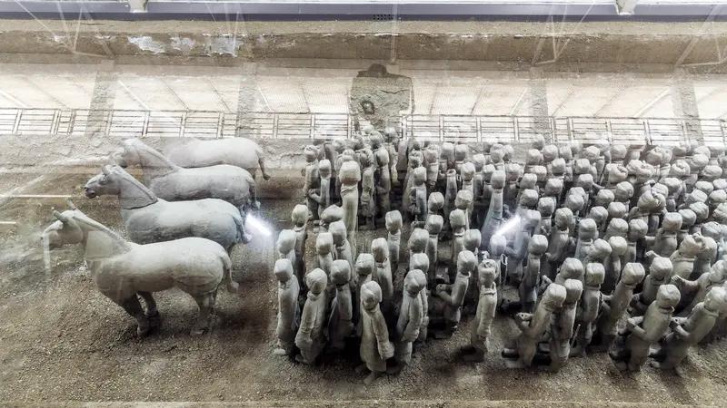申公的社死现场：暴君学生街头罚老师舂米
楚王刘戊为报复老师申公，竟给他锁铁项圈游