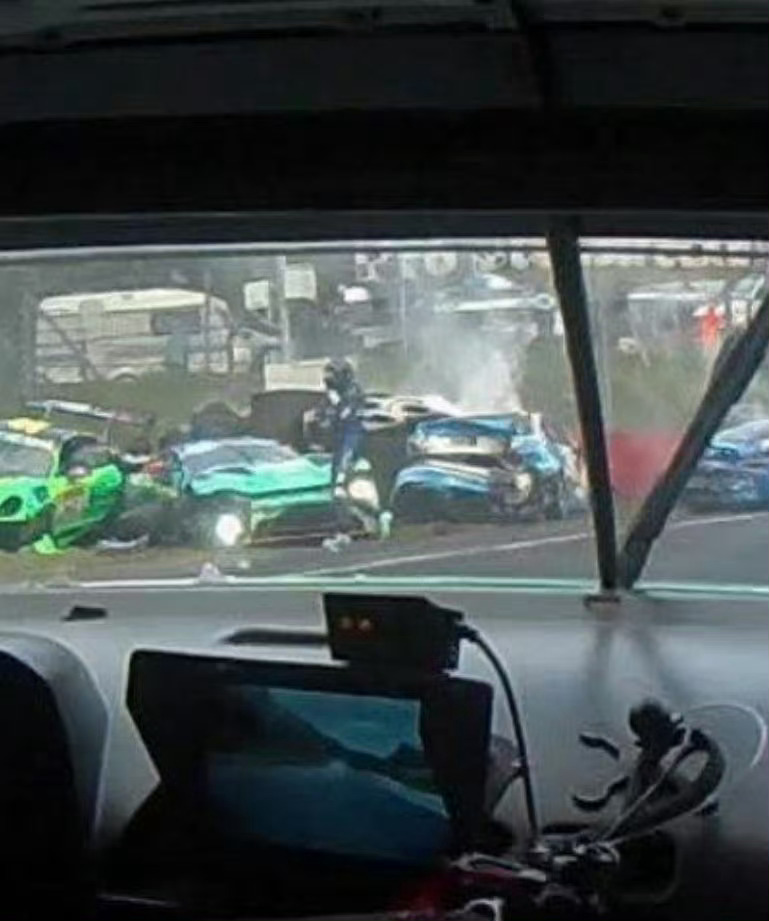 赛车本身就是很高危的运动，车手用自己的驾驶技术去压榨赛车的性能，追求更快的速度和