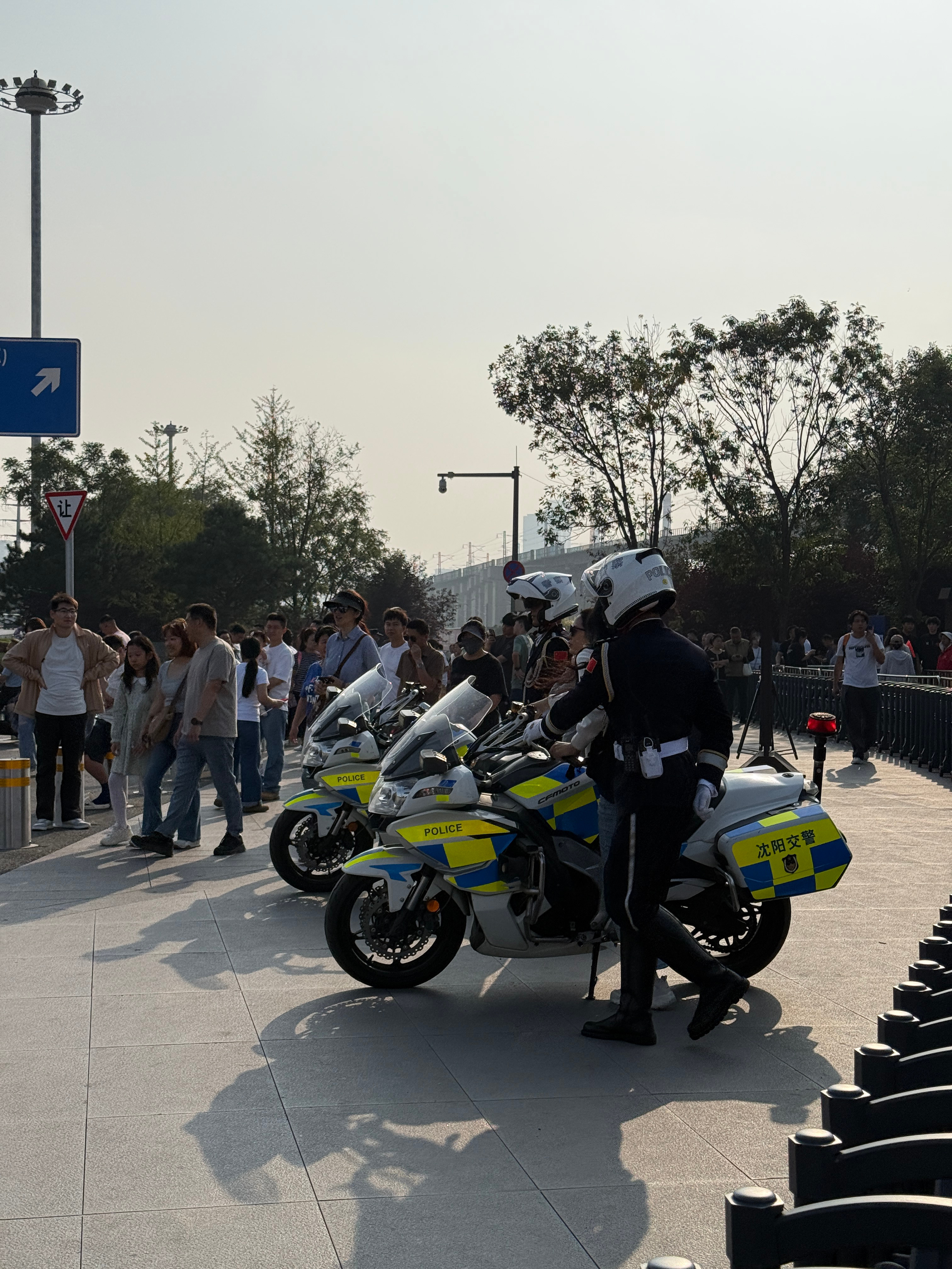国庆摄影作品《警民一家亲》当模特的铁骑、帮拿手机拍照的民警[收到]警民一家亲 ​