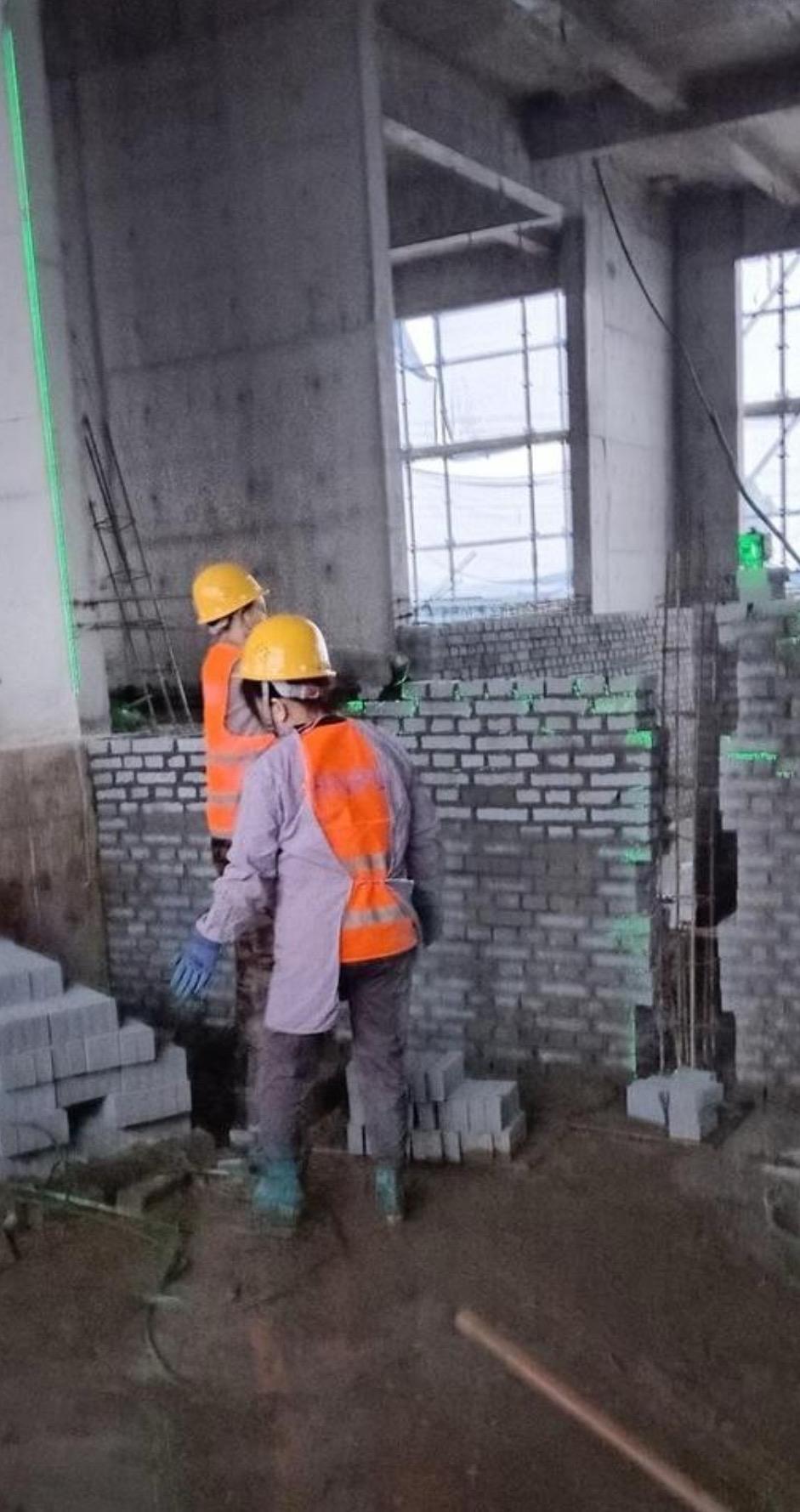 男人寿命为啥普遍比女人短？看看工地就知道了。一哥们儿天天砌小灰砖，一天两千块，弯