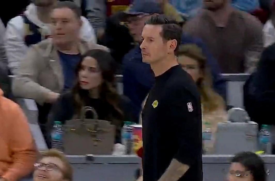 熟悉的“湖三崩”又来了！

今天客场对阵骑士队的比赛，湖人队再度在第三节遭遇了崩