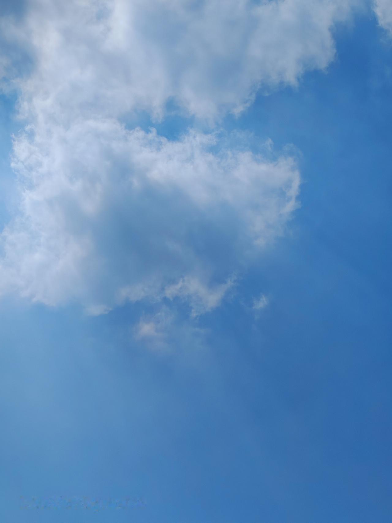 天空飘着白云，阳光照耀在云朵上。北京通州天空之城打卡蓝天白云~夕阳西下