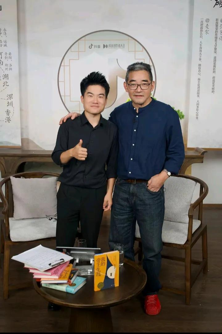 《双向奔赴并肩同行——董宇辉+苏童》


1.繁忙的水道，往来的船只，世界打开了