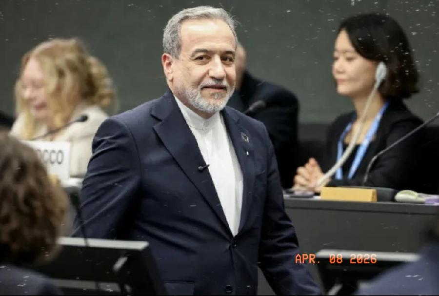 就在停火协议达成前数小时，一幕让世界震惊的画面出现在伊朗境内。

真敢玩命啊！离