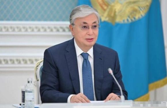 哈萨克斯坦总统托卡耶夫尽管背叛了开国总统纳扎尔巴耶夫，但忠诚于哈国人民，对政体进