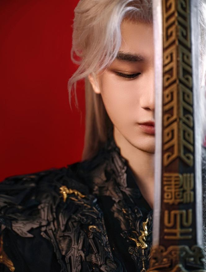 男顶流想二爆真挺难的！
成毅《莲花楼》之后播的几部作品也基本都是无效播剧，龚俊《