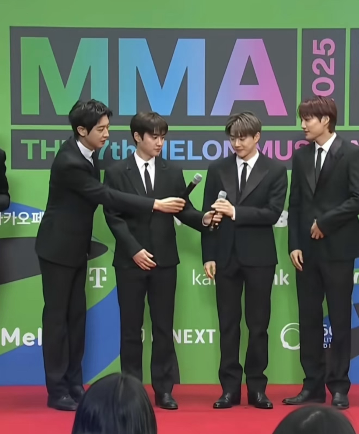 一到发言环节话筒全都给了队长金俊勉你的身后只有你自己哈哈哈哈MMA大赏