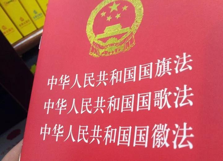 这几天看到网上在讨论一起称为“厦门‘女教师操场撑伞’事件”，我的主张是讨论事必须