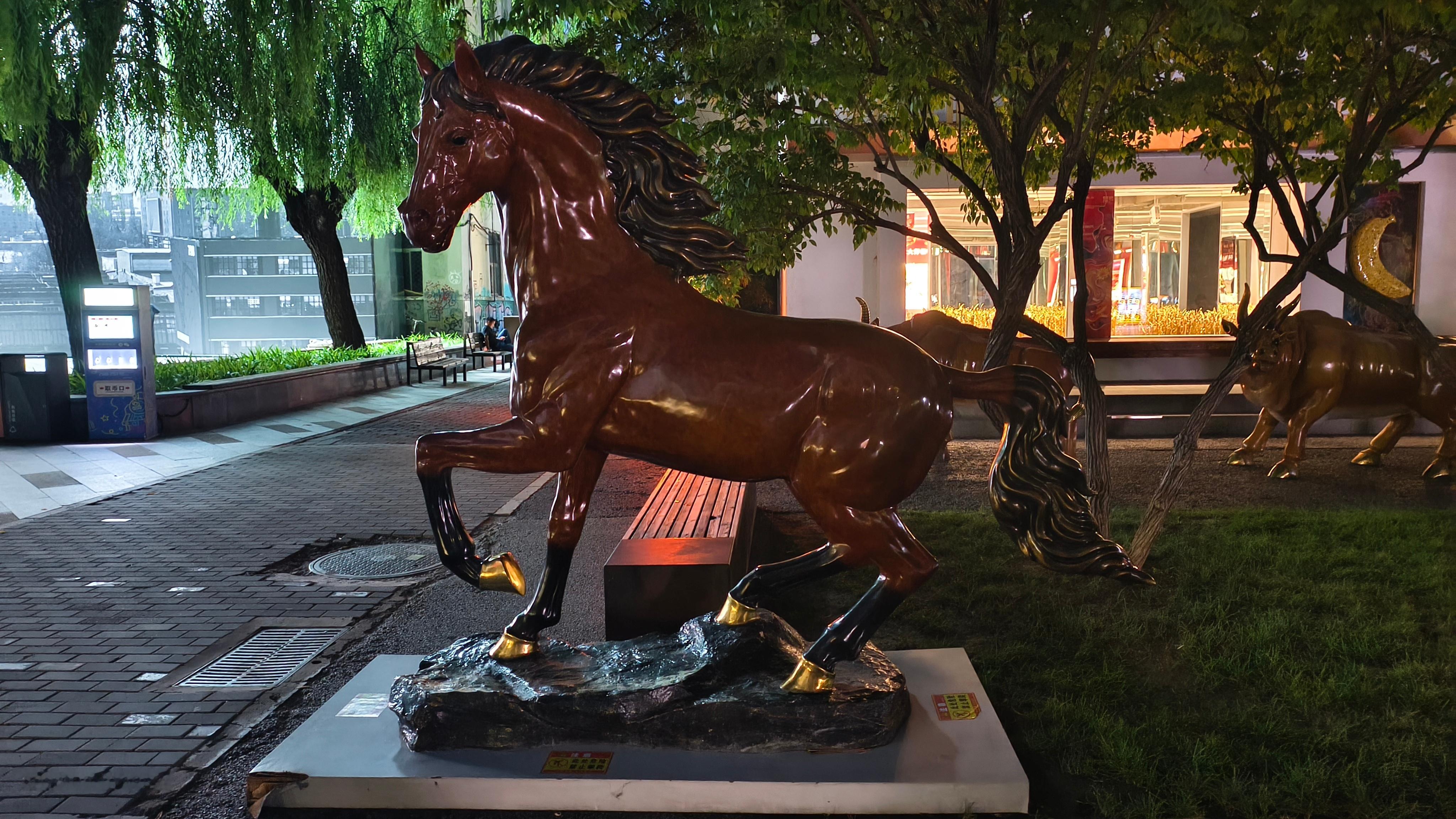 小嘉属突然一声：“麻麻，单枪匹马🐴…快拍📸” 